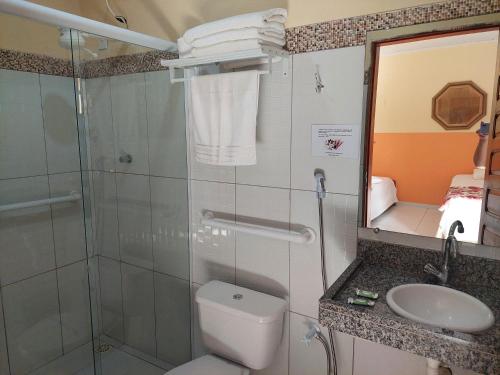 路易斯科雷亚Pousada Sonho de Mar的带淋浴、卫生间和盥洗盆的浴室