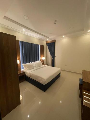 布赖代Reef Al Qassim Hotel Apartments的酒店客房设有床和窗户。