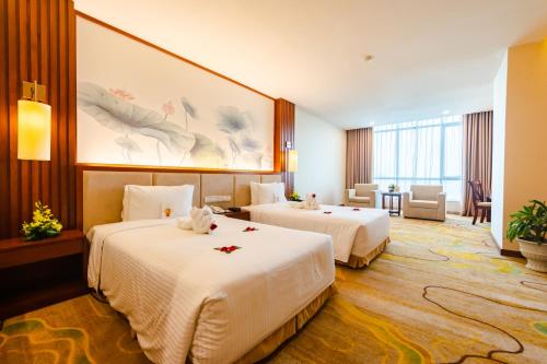 广宁孟清奢华酒店客房内的一张或多张床位
