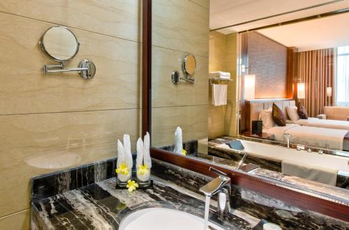 广宁孟清奢华酒店的一间浴室