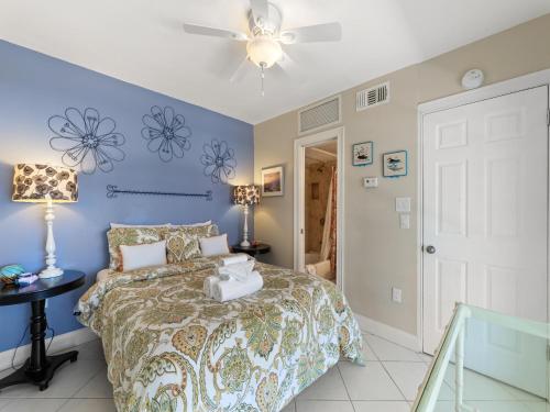 圣徒皮特海滩1 Bedroom at Madeira Beach Yacht Club 165C的一间卧室配有一张床和吊扇