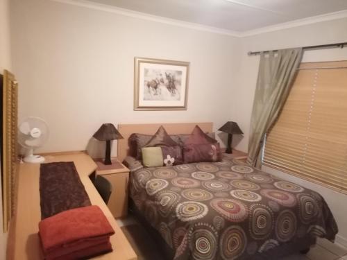 肯普顿帕克Inviting 3-Bed House in Kempton Park的一间卧室设有一张床和一个窗口