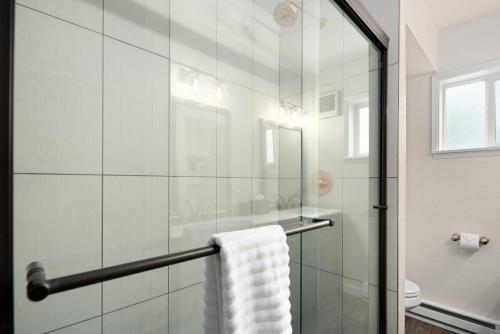普尔曼Hotel McCoy Pullman的浴室设有玻璃淋浴间和毛巾