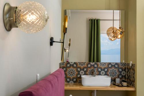 贝尼蔡斯Batelo - Adults Only的客厅配有紫色沙发和镜子