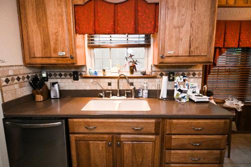 莫比尔Comfortable, Convenient, Great Value的带水槽的厨房台面和窗户