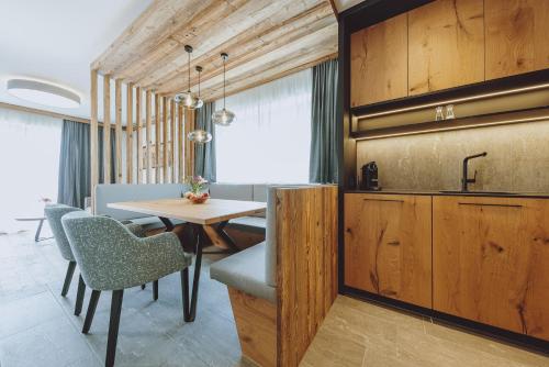 卡普伦Bergdorf Hotel Zaglgut的厨房以及带桌椅的用餐室。