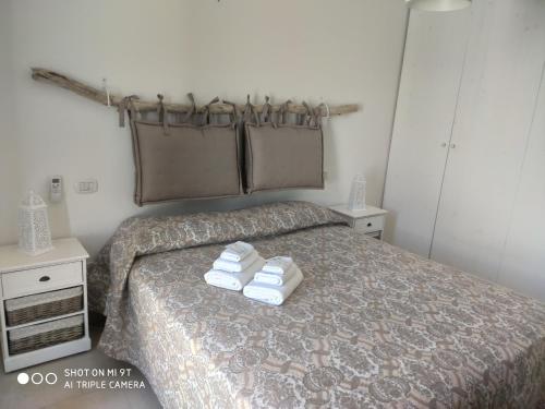 滨海波利尼亚诺Casa Di Antonio的一间卧室配有一张床,上面有两条毛巾
