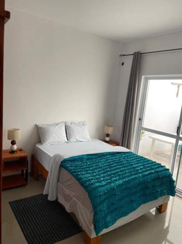 普拉亚Casa Kyara Apart T2的一间卧室配有一张带绿毯的床