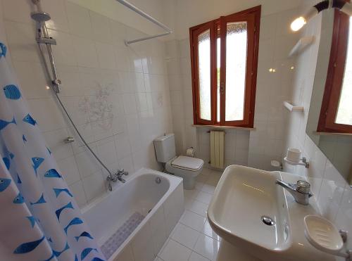 卡斯蒂利翁切洛Appartamento Castiglioncello 600 mt dal mare的带浴缸、卫生间和盥洗盆的浴室