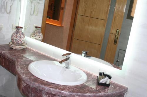 梅克内斯Z Hotel Meknes的一间带水槽和镜子的浴室