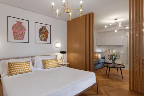 陶尔米纳Casa Giafari的一间卧室设有一张床和一间客厅。