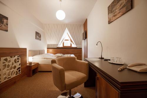 维尼特玛尔酒店的一间卧室配有一张床和一张桌子及椅子