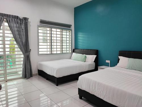 金马仑高原W21 atGoldenHills NightMarket WiFi 4R的一间卧室设有两张床和蓝色的墙壁