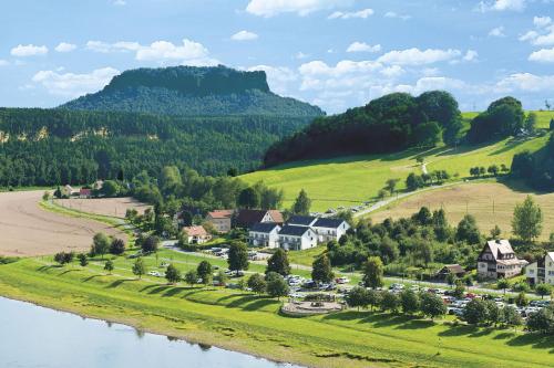 拉特诺Elbresort Kurort Rathen的河流旁村庄的空中景观