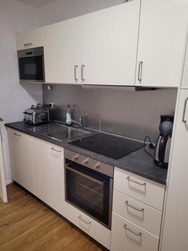 Schöne, gemütliche möblierte 2 Zi Wohnung in RGB的厨房或小厨房