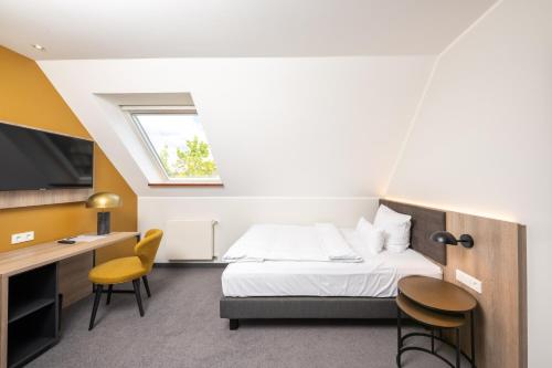 丁克拉格Hotel Rheinischer Hof的一间卧室配有一张床、一张书桌和一台电视。