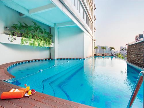 雅加达FX苏迪曼哈里斯套房酒店的一座建筑物中央的游泳池