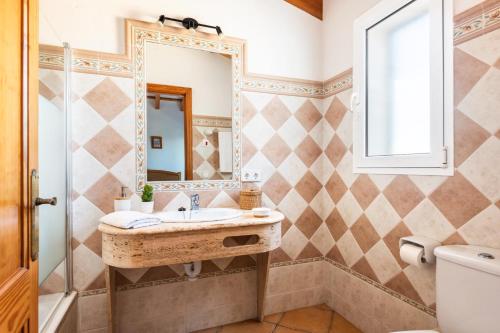 卡拉恩波特Villa Santi II by Villa Plus的一间带水槽和镜子的浴室