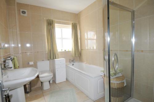 Derrylinslieve rushen的带浴缸、卫生间和盥洗盆的浴室