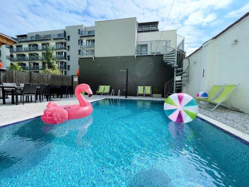 布尔诺eFi Palace Hotel的一个带粉红色火烈鸟和球的游泳池