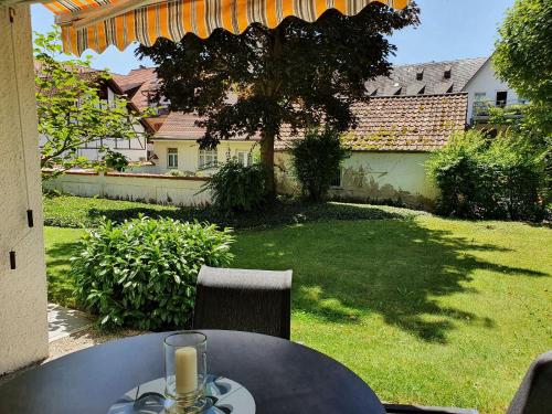 朗根阿根Ferienwohnung Stadler的院子顶部的一张桌子和一杯葡萄酒