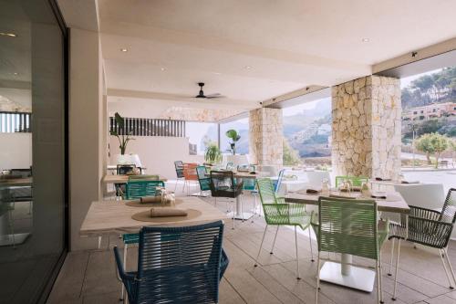 卡拉圣维森特El Vicenç de la Mar - Adults Only - Over 12的一间设有桌椅的景观餐厅