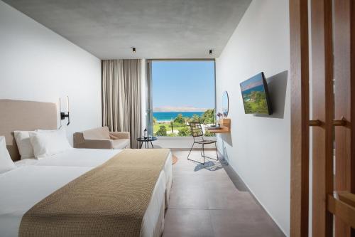 马尔马里卡拉维尔海滩酒店的酒店客房设有一张床和一个大窗户