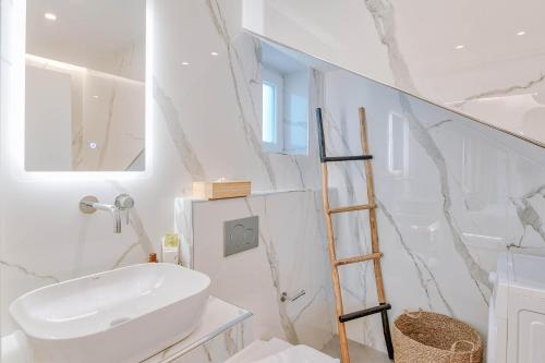 安迪帕罗斯岛Nautica Suites-Superior Seaview suite with jacuzzi的一间带白色水槽和梯子的浴室