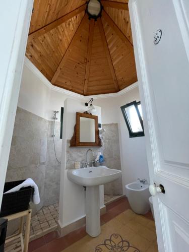 诺沃利Le Stanze del Monsignore的一间带水槽和镜子的浴室