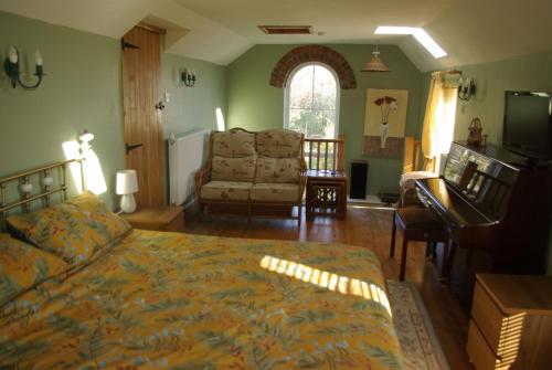 坎伯恩Rural retreat, central location, close to beaches的一间卧室设有一张床和一间客厅。