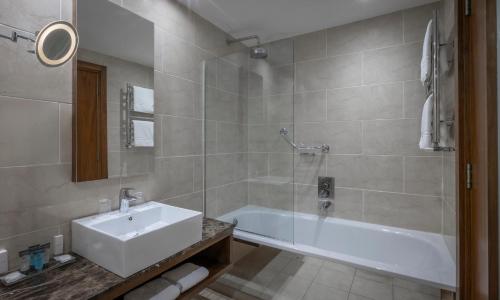 班特里海事酒店的带浴缸、水槽和淋浴的浴室
