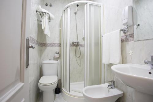 拉科鲁尼亚Hostal Costa Coruña的带淋浴、卫生间和盥洗盆的浴室