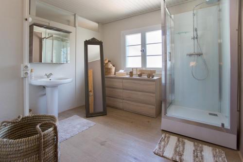 Saint-AntoineMaison du bois的带淋浴和盥洗盆的浴室