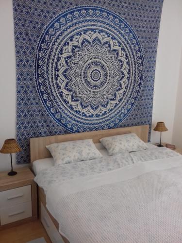 鲍洛通塞迈什Balatoni Mandala Vendégház的一间卧室配有一张蓝色和白色墙壁的床