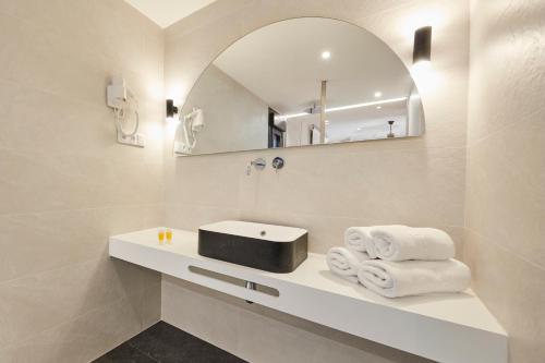 GistaínMirador de Chisten的浴室配有盥洗盆、镜子和毛巾