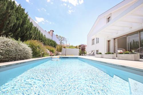 里斯本Santa Joana Apartments with garden and heated pool的一座房子后院的游泳池