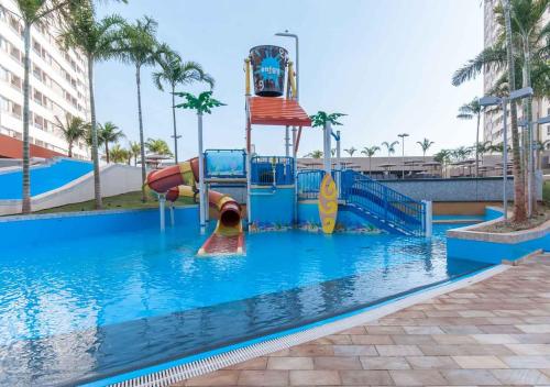 奥林匹亚Enjoy Solar das Águas Park Resort的度假酒店游泳池的滑水道