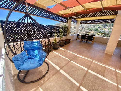 安曼Villa Mira GuestHouse 2 - Downtown Central Amman - AL DIYRIH的带阳台的带椅子的房间