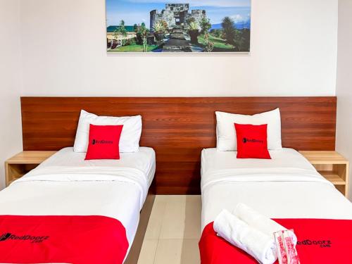 RedDoorz Plus @ Grand Tabona Hotel Ternate客房内的一张或多张床位