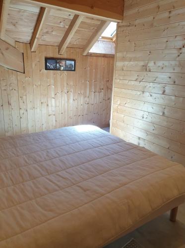 WhispeRive Lodge - le vert aux bords de rive客房内的一张或多张床位