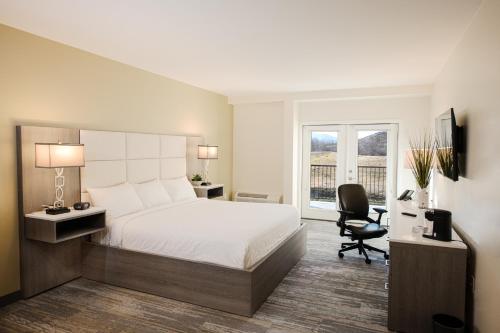 格洛布阿帕奇黄金度假村赌场酒店的一间卧室配有一张床、一张桌子和一把椅子