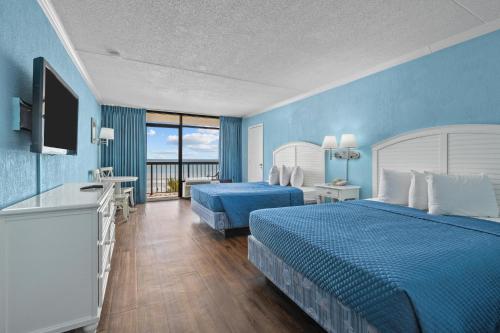 默特尔比奇North Shore Oceanfront Resort Hotel的酒店客房设有两张床和电视。