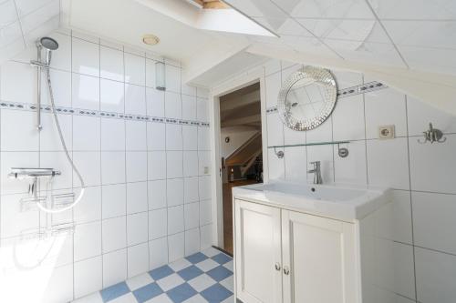 EchtenDe Tweede Brug的白色的浴室设有水槽和镜子