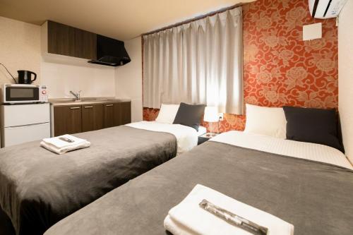 GiommachiBright Hotel Kiyomizu - Vacation STAY 71447v的酒店客房带两张床和厨房