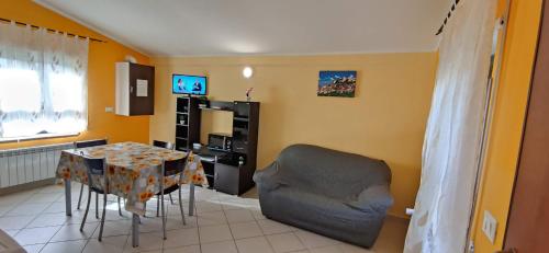 Poggio PicenzeComplessso turistico Aurora - Appartamenti的客厅配有桌子和椅子