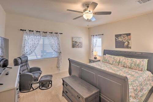 Sunny Bullhead City Home with Patio and Mnt View!的休息区