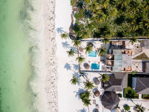 布韦朱Coco Rise Villas - by Hostly的享有棕榈树和海滩度假村的空中景致