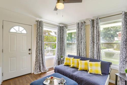 达尼丁Dunedin Main Street Bungalow的客厅设有蓝色的沙发和窗户。