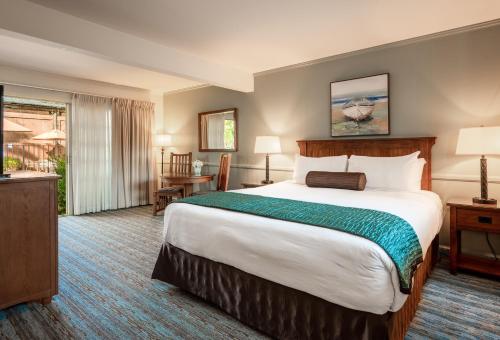 圣巴巴拉海港旁旅馆的酒店客房设有一张大床和一张书桌。