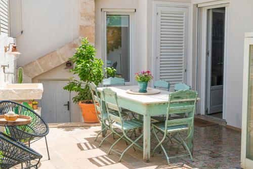 法维尼亚纳meridiano12的房屋庭院里的桌椅